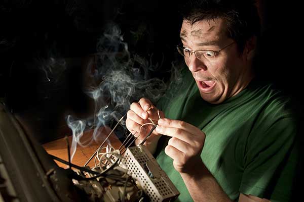 اثرات نوسانات برق بر روی تلویزیون و راه‌های پیشگیری